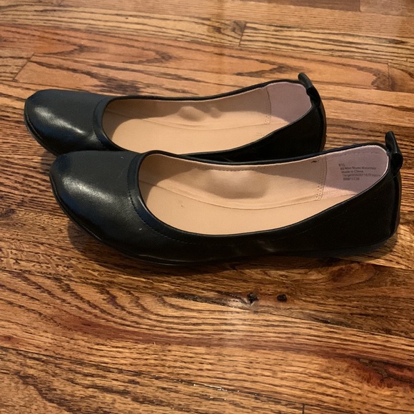 Universal Thread Black Flats - Picture 2 of 3